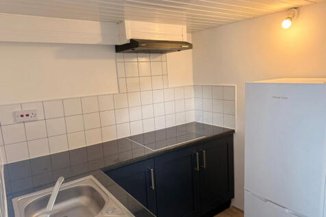 Beautiful Studio Flat in Dagenham on Limbourne Av