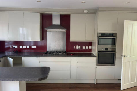 3 BED HOUSE IN DAGENHAM
