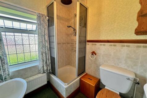 FAMILY SHOWER ROOM