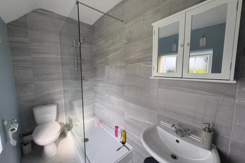 FAMILY SHOWER ROOM