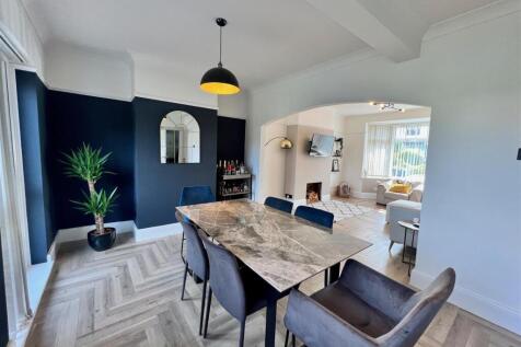 LIVING / DINING ROOM