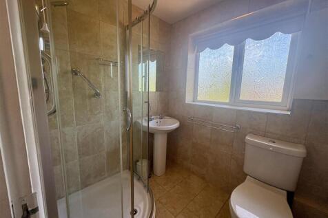 FAMILY SHOWER ROOM