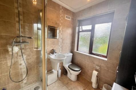 FAMILY SHOWER ROOM