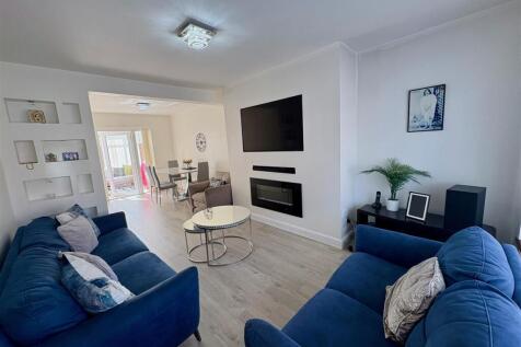 LIVING / DINING ROOM