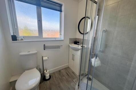 FAMILY SHOWER ROOM