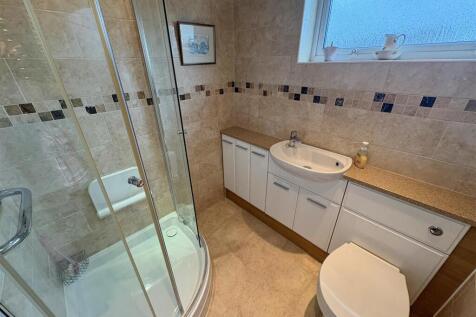 FAMILY SHOWER ROOM
