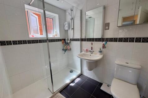 FAMILY SHOWER ROOM