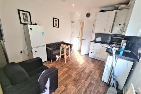 Communal Kitchen/ Lounge Pic 1