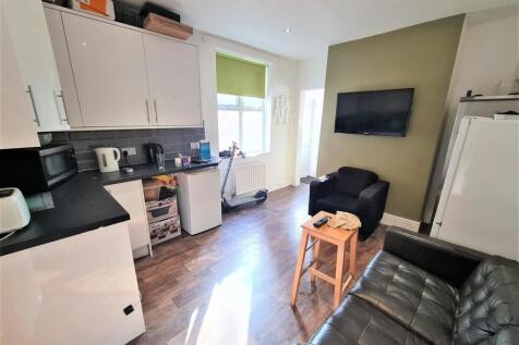 Communal Kitchen / Lounge Pic 2