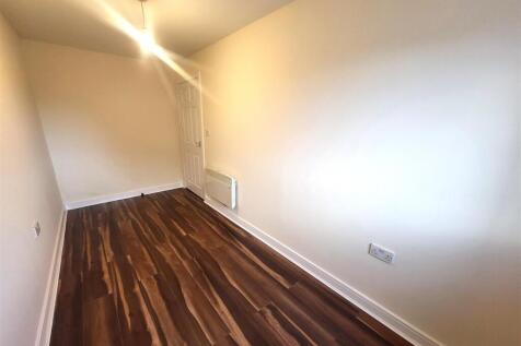 Bedroom 1 Pic 3