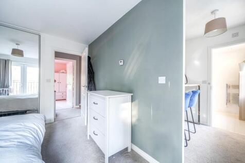 Bedroom 1 &gt; En Suite