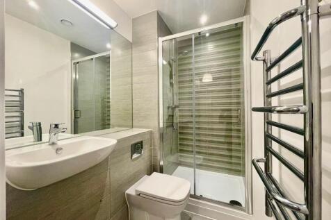 EXAMPLE MASTER EN-SUITE