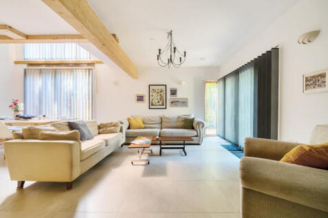 1332899-12-688c8d...