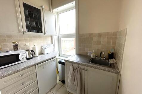 COMMUNAL KITCHEN