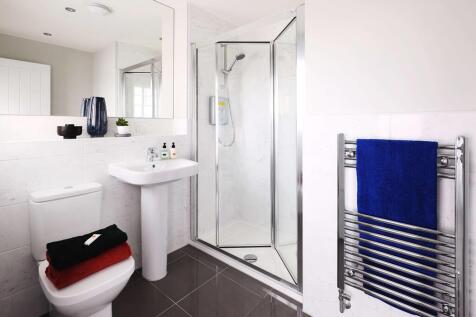 En suite to main bedroom