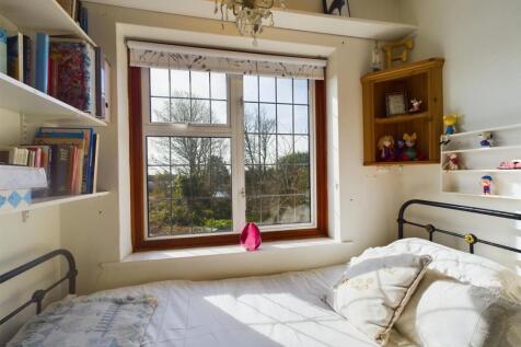 bed 4 window .jpg