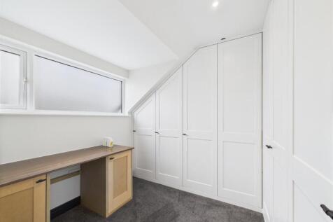Bed 1 wardrobe .jpg