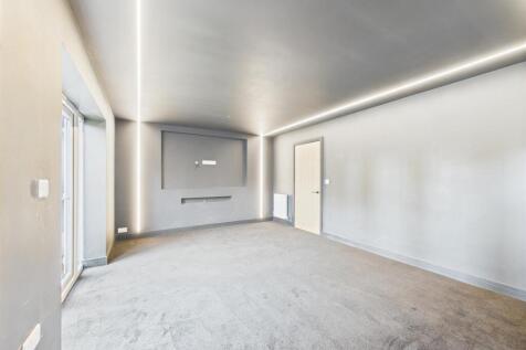 bed4 conema room .jpg