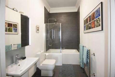 15 Bathroom.jpg