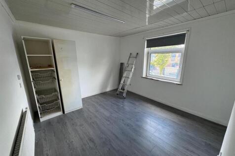 Bedroom 1 .jpg