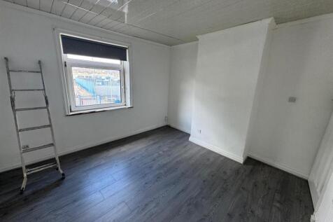 Bedroom 1 2.jpg