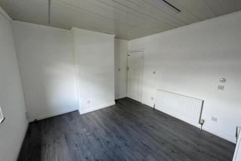 Bedroom 1 3.jpg