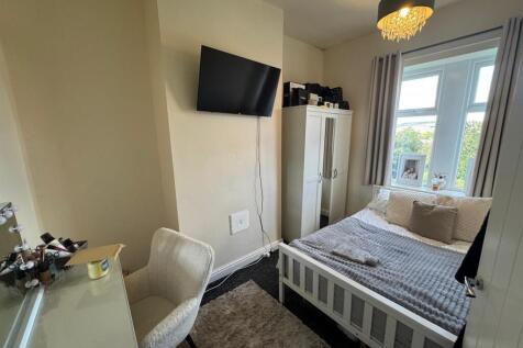 Bedroom 1 .jpg