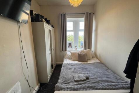 Bedroom 1 3.jpg