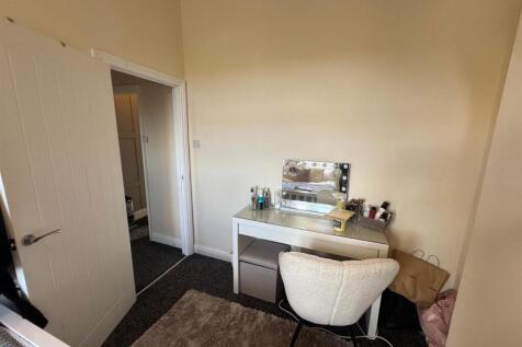 Bedroom 1 2.jpg