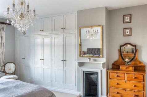 main bed wardrobe.jpg