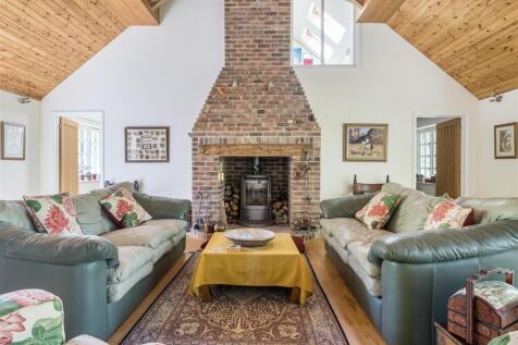 Sitting room with fireplace.jpg