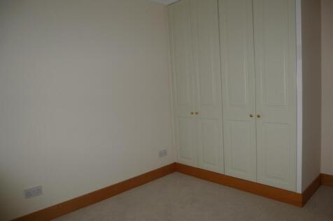 19 Chestnut Avenue bed 3 wardrobes.JPG