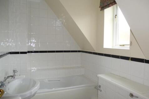 19 Chestnut Avenue bathroom.JPG