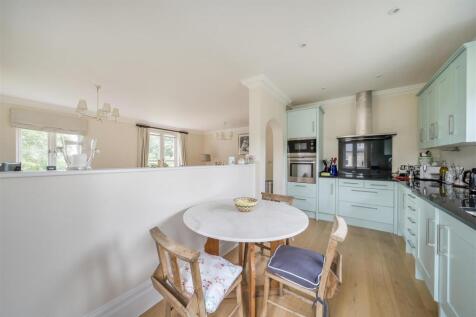 kitchen breakfast area.jpg