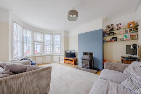 Bedroom 1 / Lounge