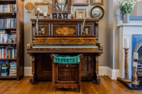 Lounge Through Diner