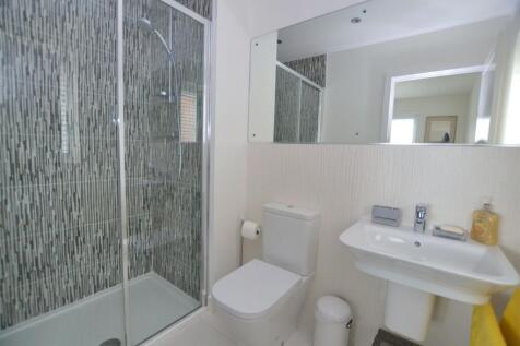 En-suite to bedroom 