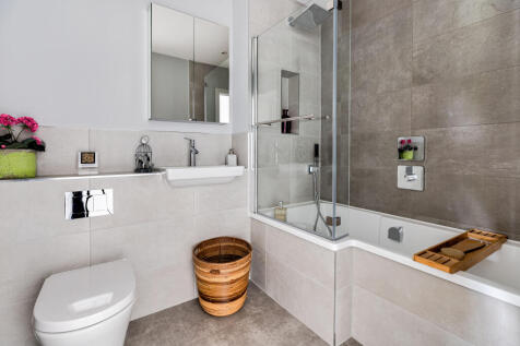 Plot 4 Bathroom