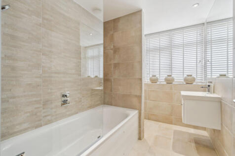 Show Apartment Bathroom