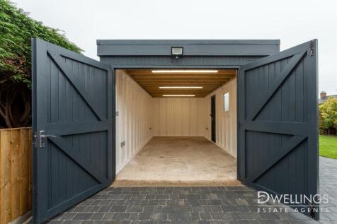 BEECH DRIVE - DETACHED GARAGE