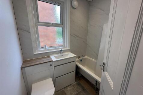 43 LS Bathroom.jpg
