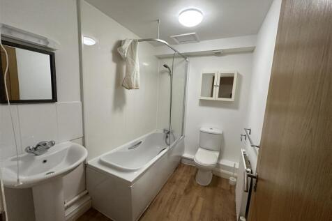 17 A Bathroom.jpg