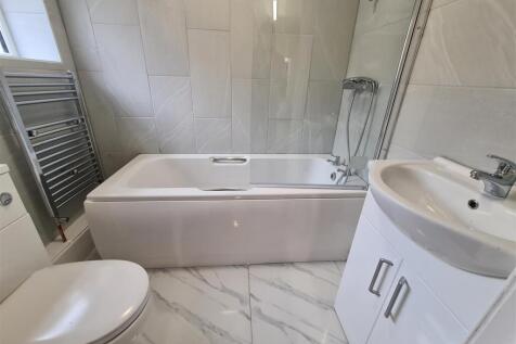 Sandown Road 45 - Bathroom.jpg
