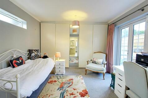 Bedroom 4_1.jpg