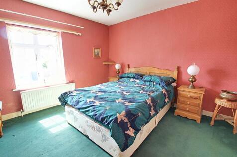 Bedroom 1 (1).jpg