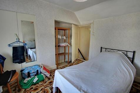 Bedroom 1 (1).jpg
