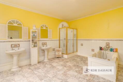 1st Floor Bathroom