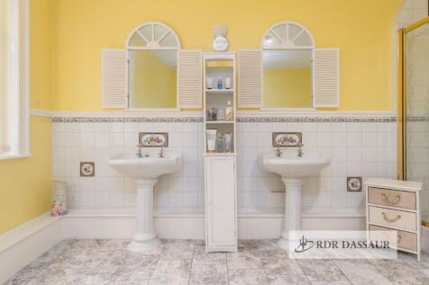 1st Floor Bathroom