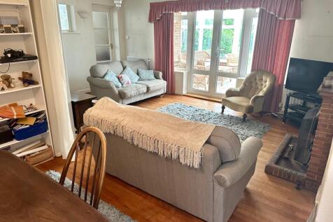 Lounge/Dining