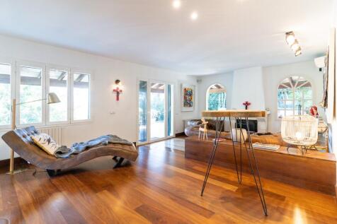 Living Room-1.jpg